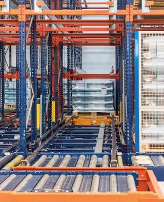 Automatic shuttles have safety components like pallet centralisers or rail stops, among others 