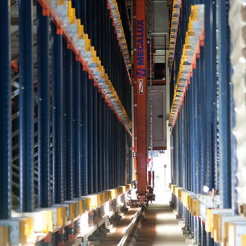 Stacker cranes for pallets