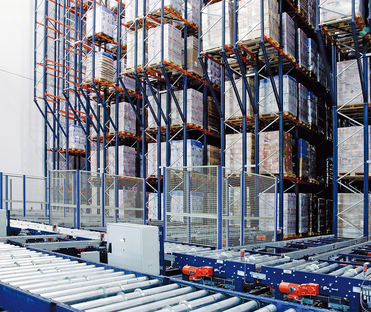 Stacker cranes for pallets