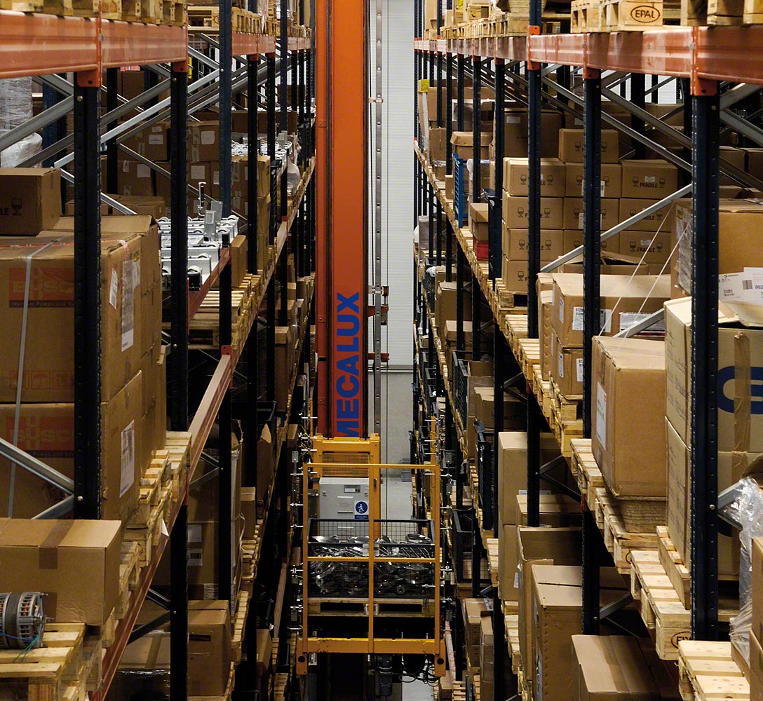 Stacker cranes for pallets