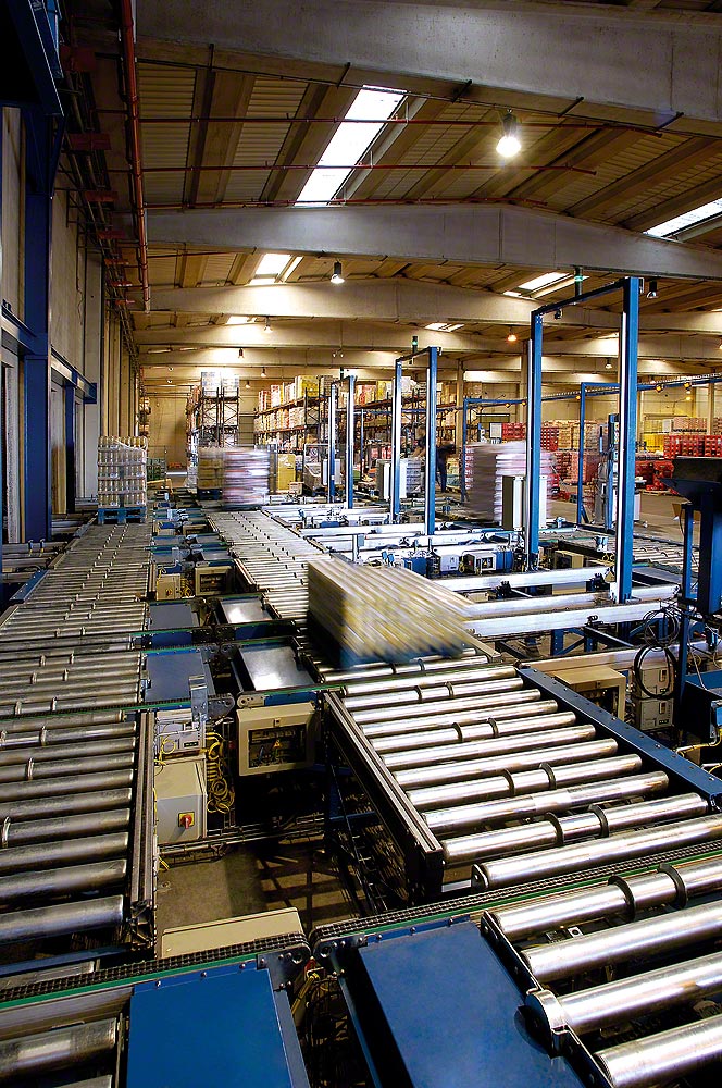 Conveyor system for pallets