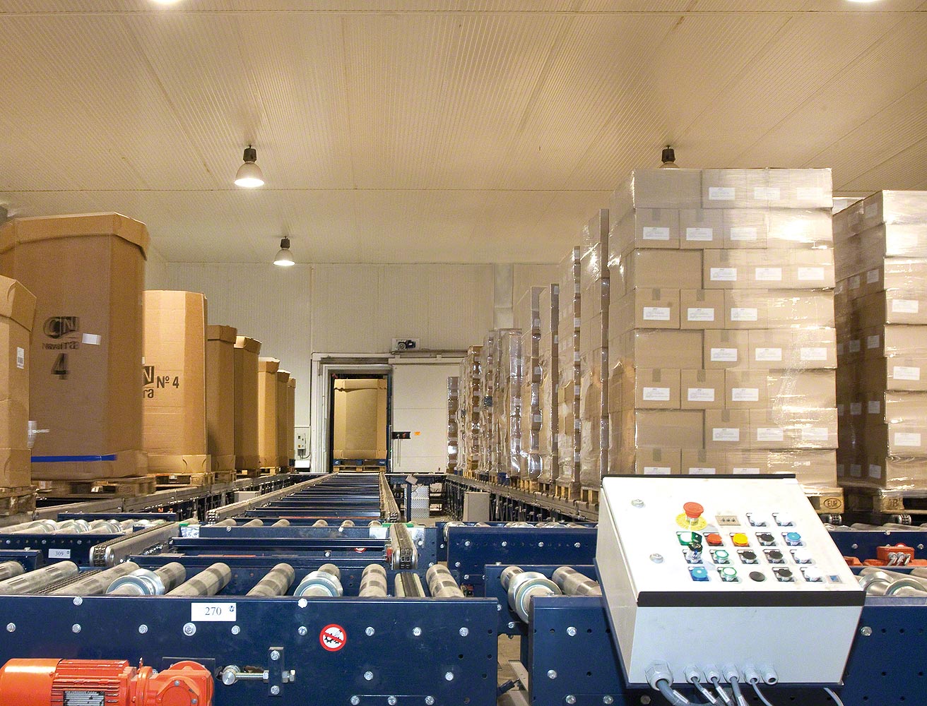 Conveyor system for pallets