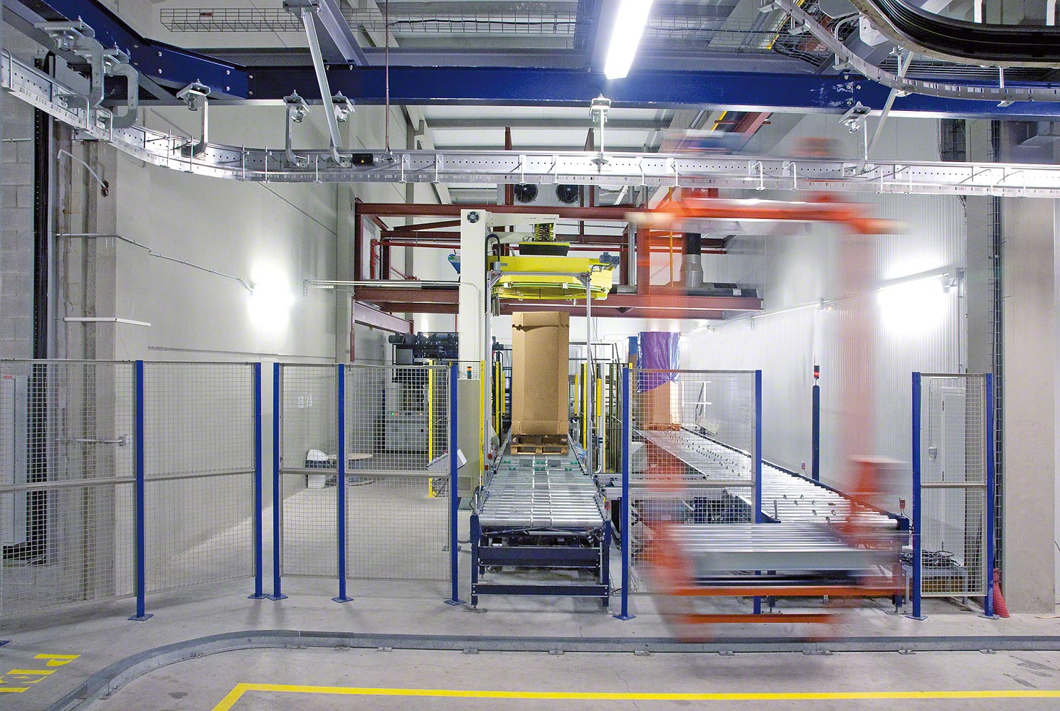 Conveyor system for pallets
