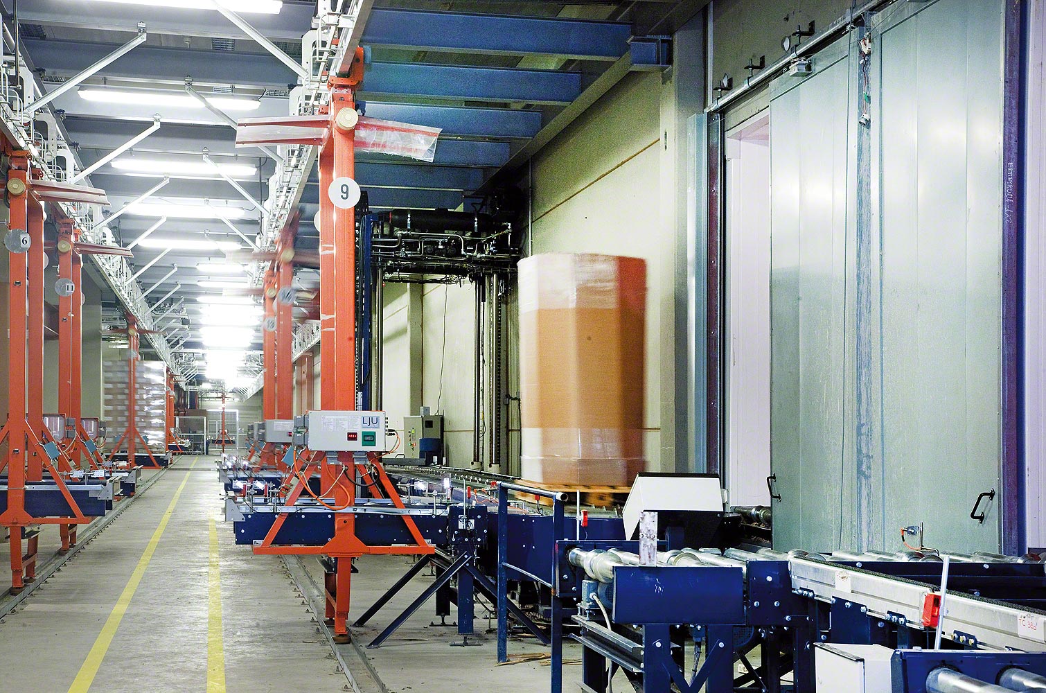 Conveyor system for pallets