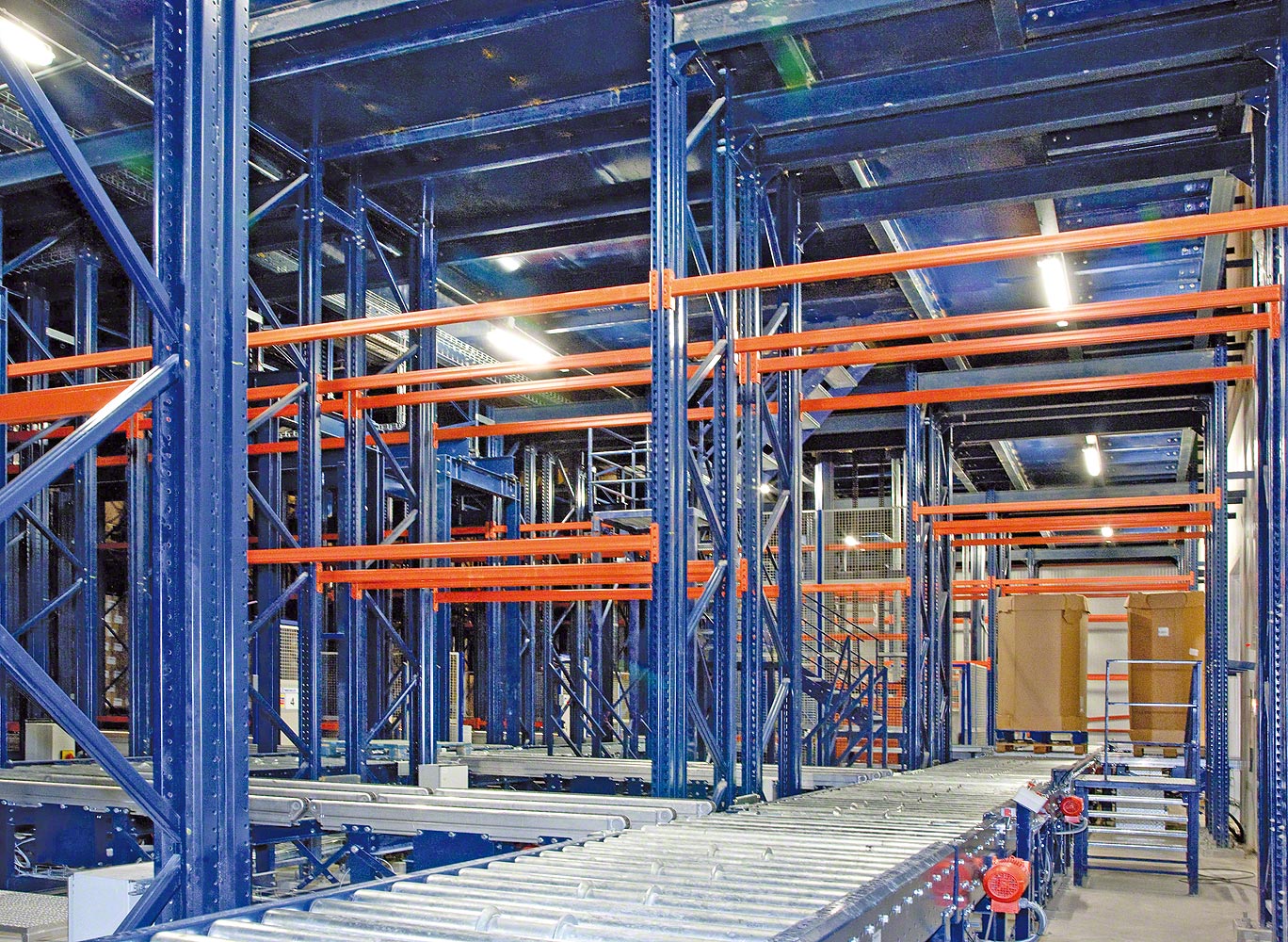 Conveyor system for pallets
