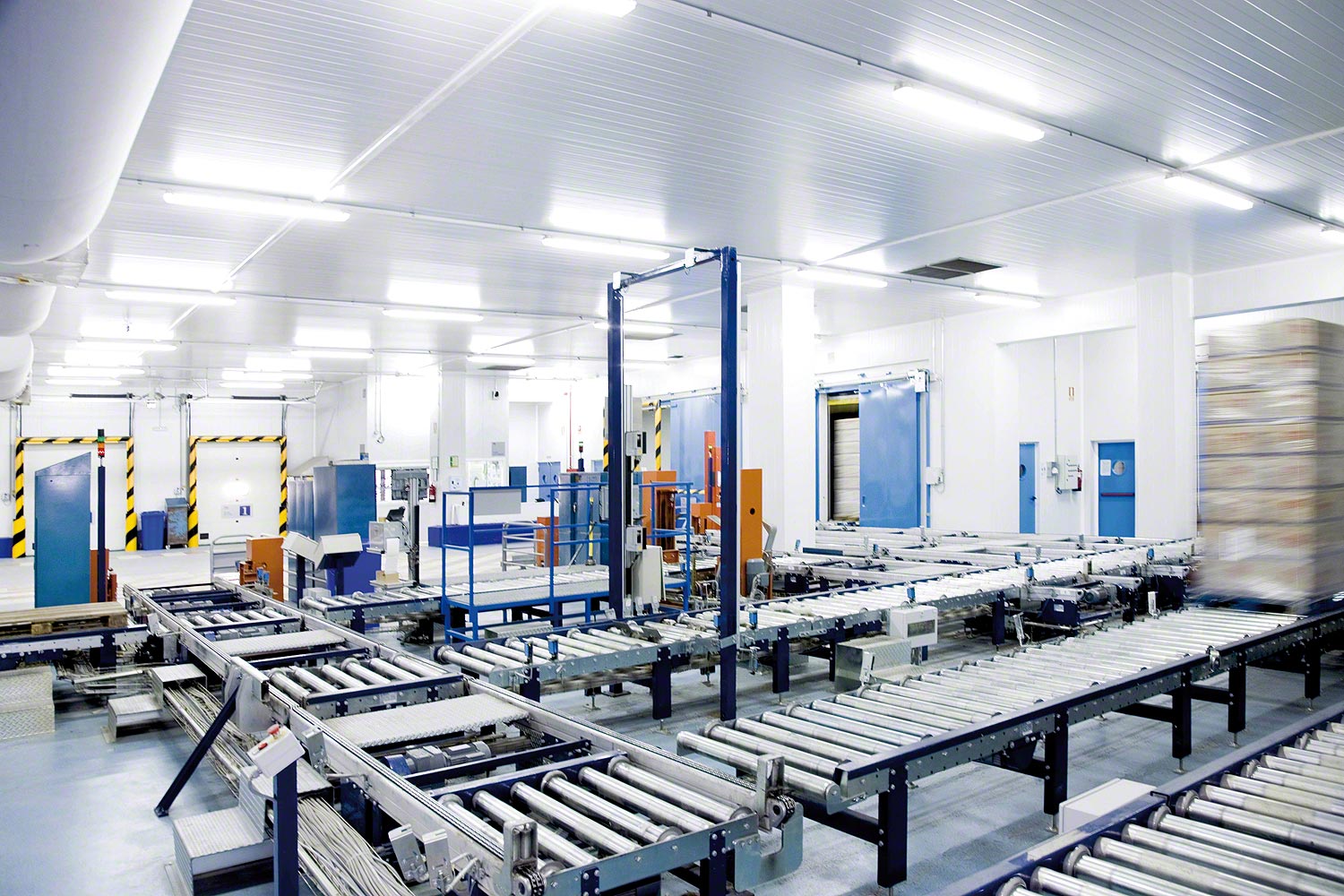 Conveyor system for pallets