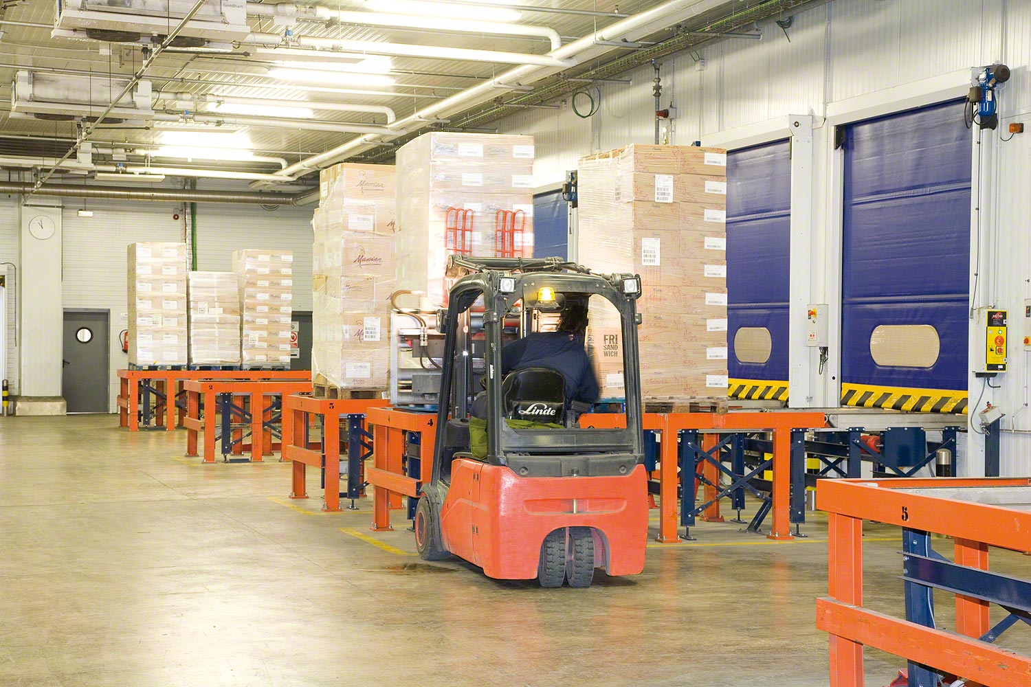 Conveyor system for pallets