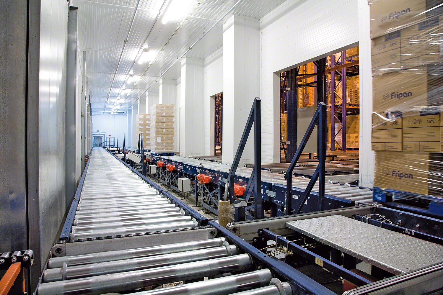 Conveyor system for pallets
