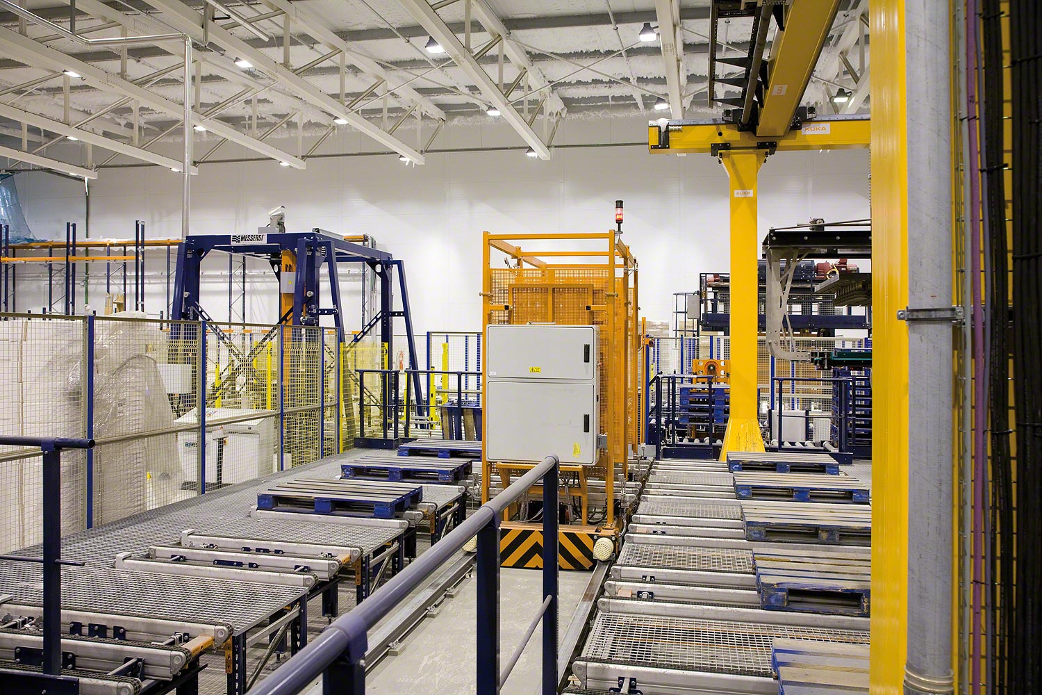 Conveyor system for pallets