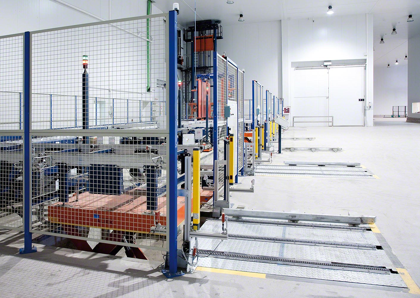 Conveyor system for pallets