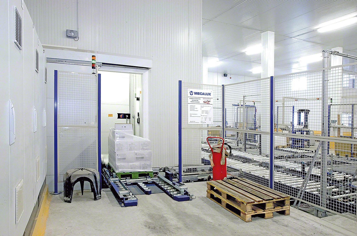 Conveyor system for pallets