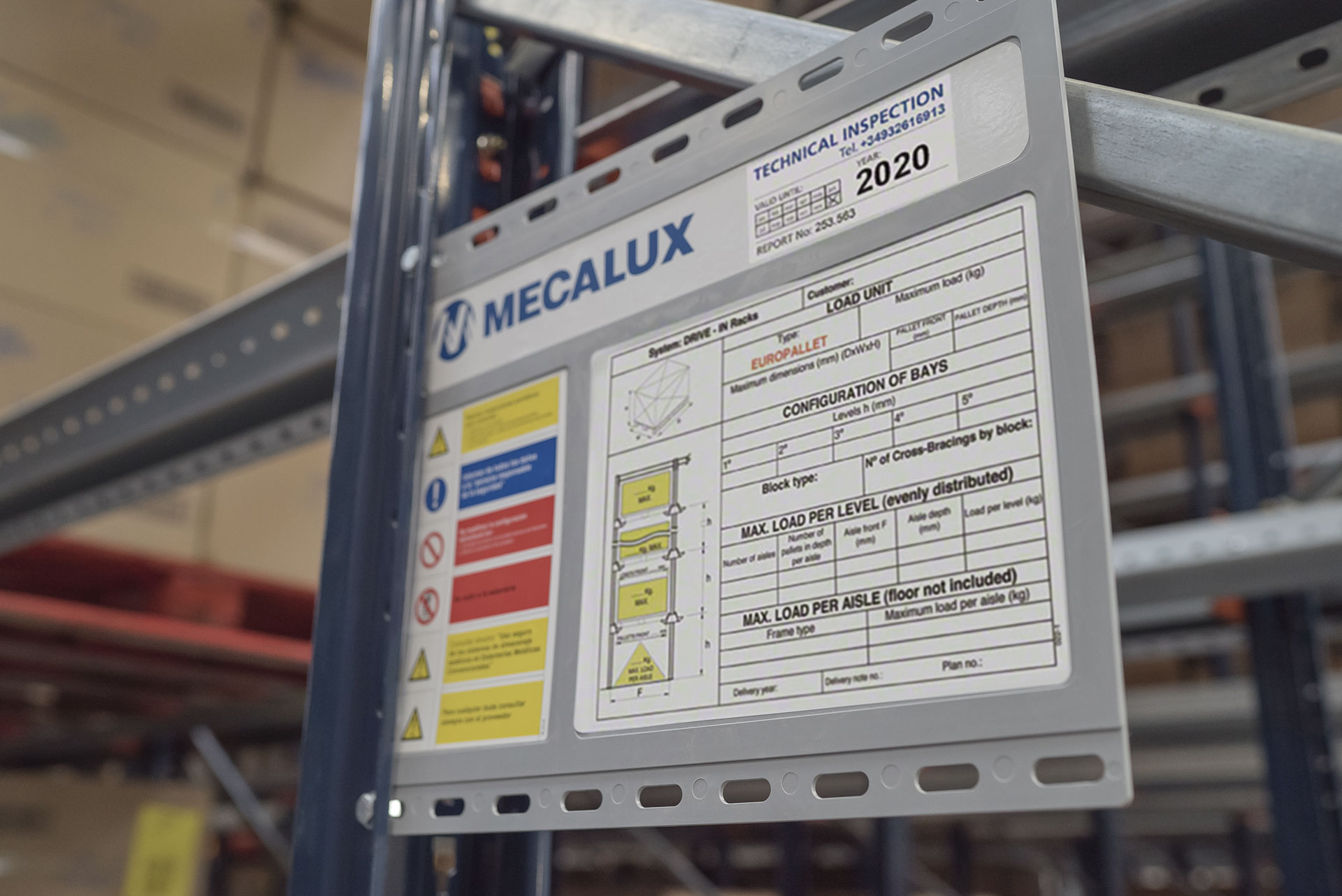 At the entrance to the compact warehouse, there should be a signalling plate indicating the technical data of the installation