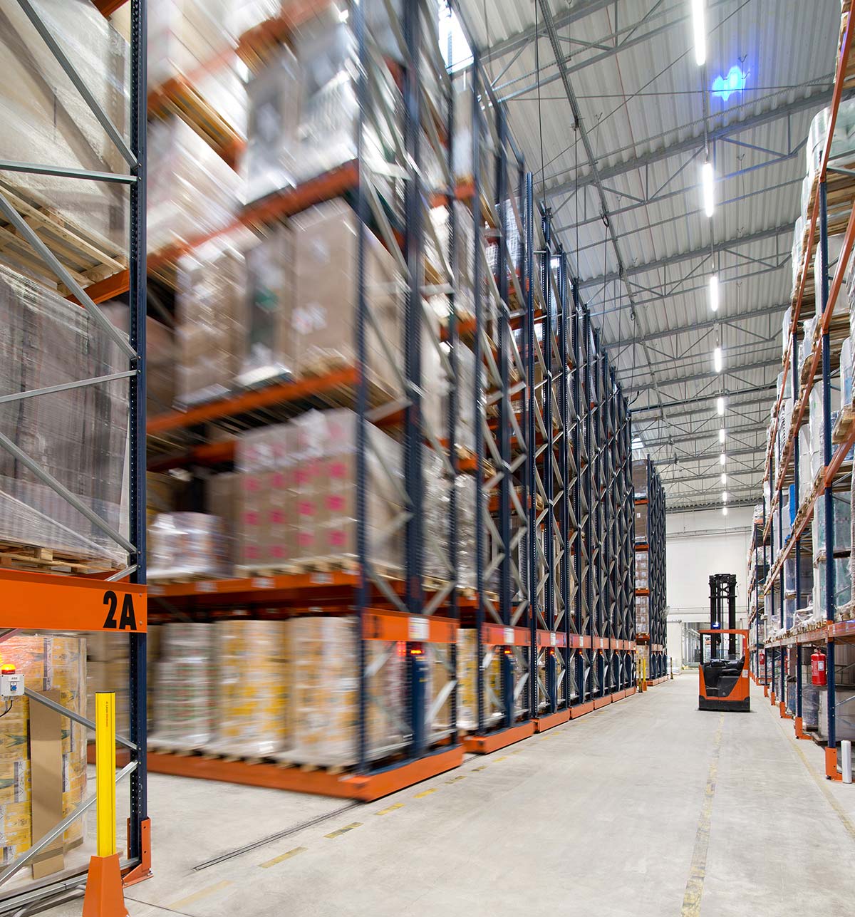 Movirack pallet racking gives access to each pallet, ideal in case of few pallets per SKU