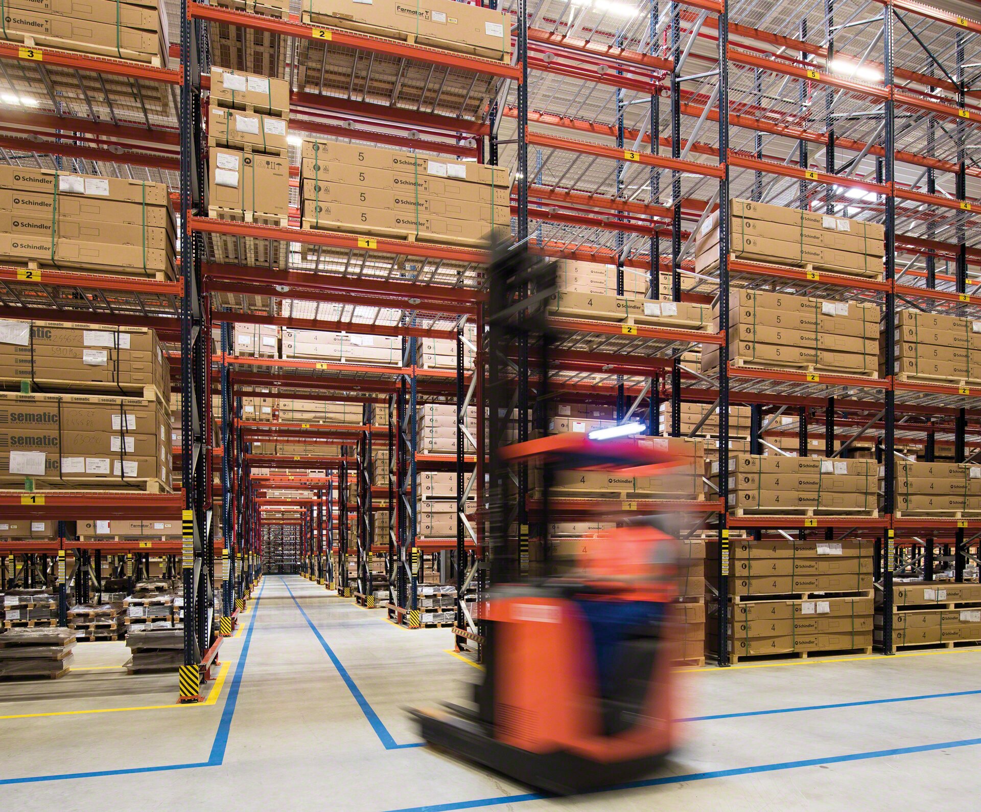 Pallet racks allow custom layouts according to the height of the pallets