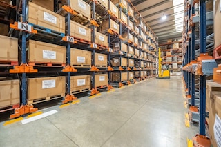 Thanks to its design, the Pallet Shuttle can be moved with irregular palletised loads