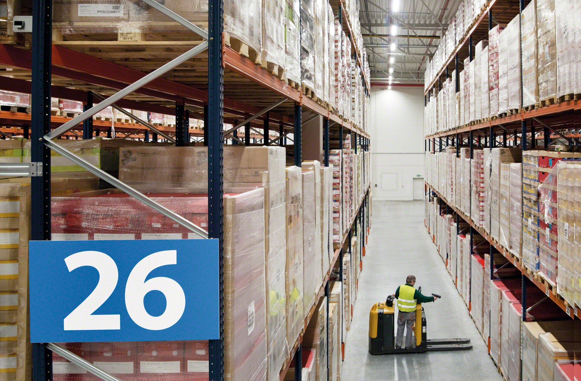 Radiofrequency used in a warehouse with metallic racks